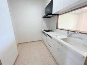 白を基調としたシンプルなシステムキッチン